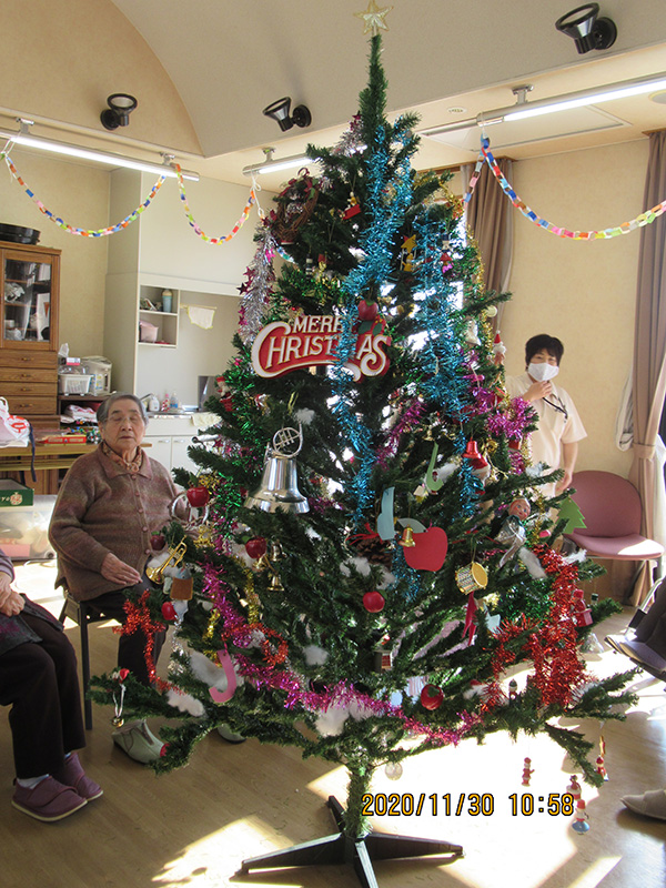 20201130クリスマスツリー飾り2 - ケアハウス福山