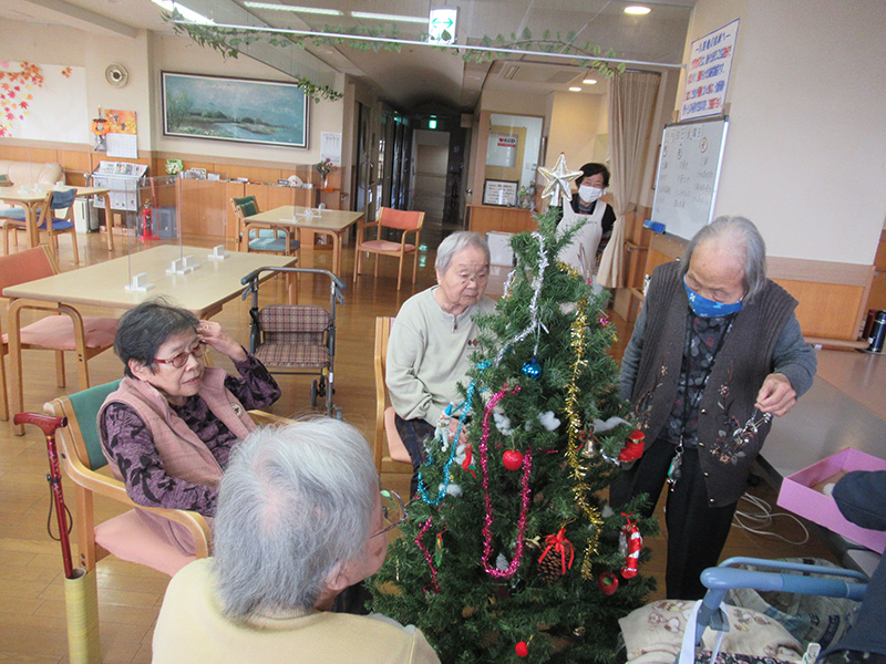 クリスマスツリー飾付け 1 - ケアハウス福山